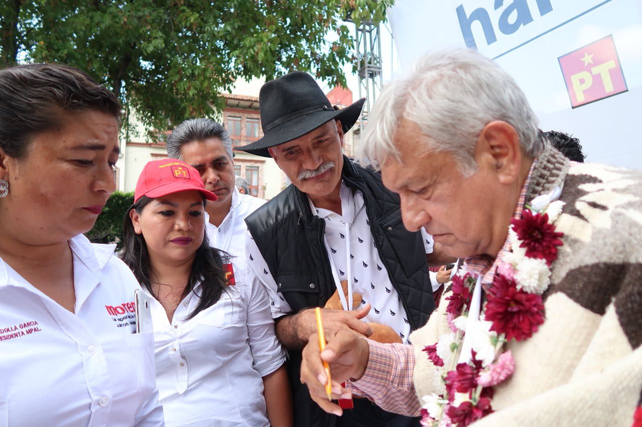 Andrés Manuel López Obrador y José Manuel Mireles en Uruapán/Especial