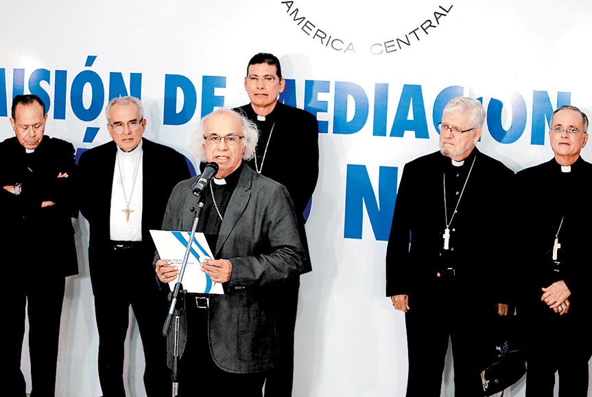 El cardenal Lepoldo Brenes, presidente del órgano católico, lee el mensaje. (Oswaldo Rivas/Reuters)