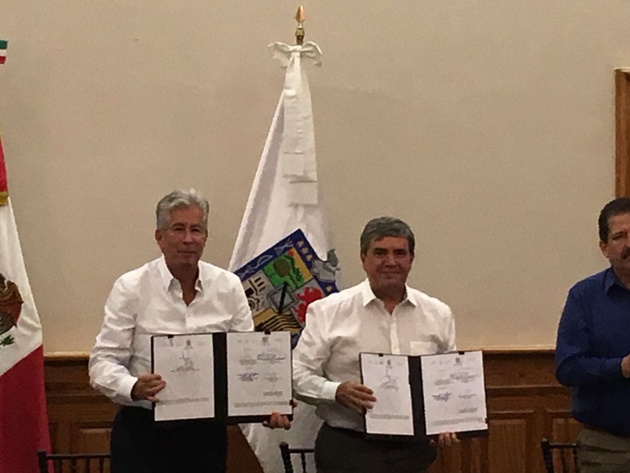 El convenio fue firmado por Gerardo Ruiz, secretario de Comunicaciones y Transportes, y el gobernador interino, Manuel González. (Raúl Palacios)