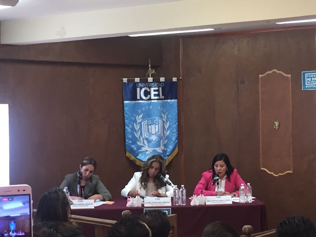 Durante el debate. (Alejandra Gudiño))