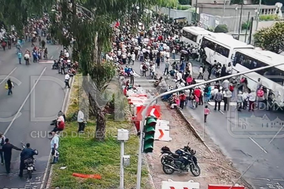Los electricistas bloquean ambos sentidos del Eje 3 Oriente (Twitter @C5_CDMX)
