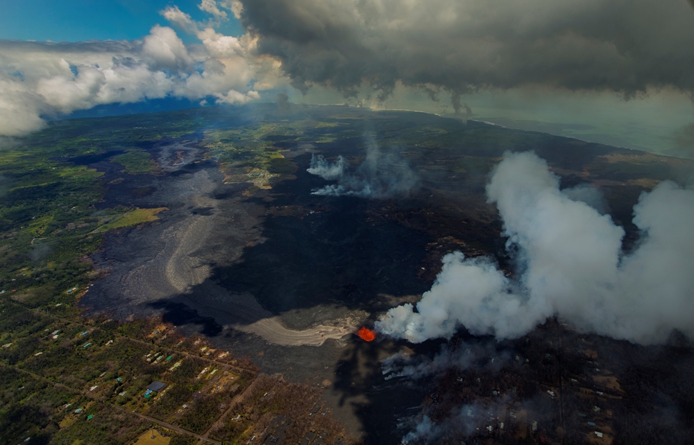 La fisura 8, provocada por el Kilauea, continúa emitiendo lava en Pahoa, Hawái. (AP)