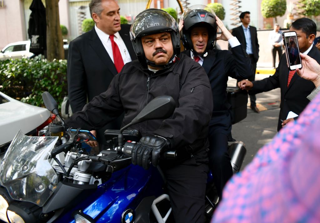 José Antonio Meade llegó en moto a su reunión con los empresarios.