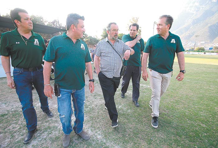 La junta directiva entregó un reconocimiento al alcalde de San Pedro. (Foto: Roberto Alanís)