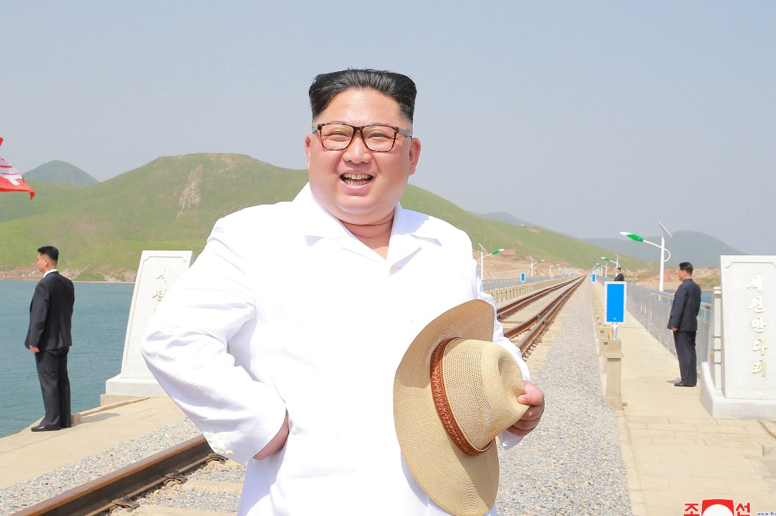 El líder norcoreano, Kim Jong-un, inspecciona el ferrocarril que conecta Koam y Dapchon, en mayo pasado. (Reuters)