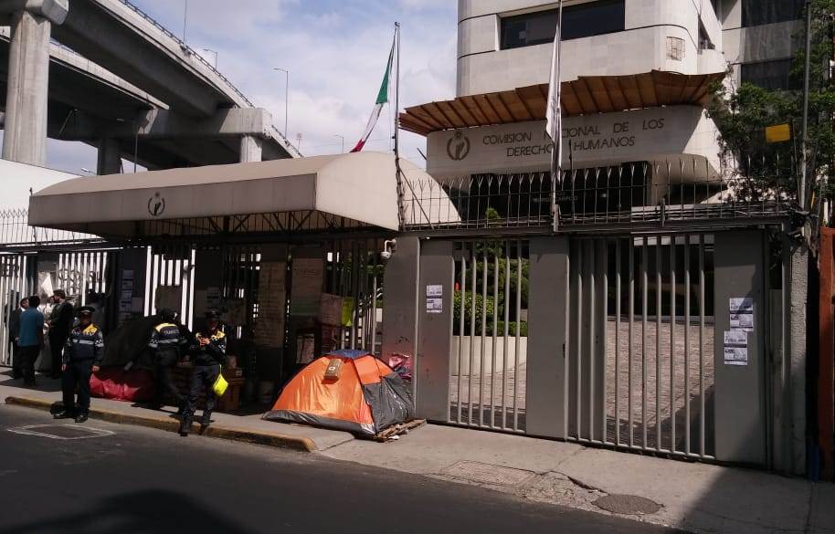 Los policías resguardan la sede ubicada en Periférico Sur. (Jorge Becerril)
