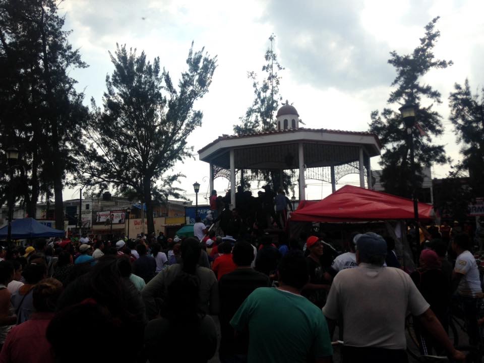 Los presuntos ladrones fueron amarrados a un kisco. (Jorge Becerril)