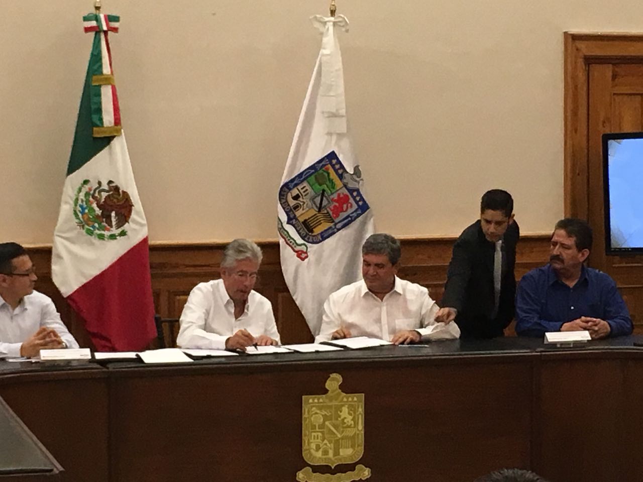 Ruiz Esparza señaló que teniendo los recursos depositados se levantará el pedido para la adquisición de los trenes. (Raúl Palacios).