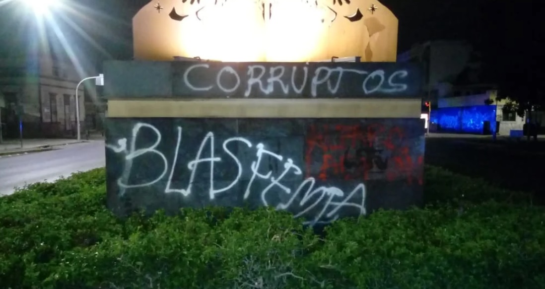 El sujeto plasmó algunas frases sobre la base de la escultura. (Cortesía)