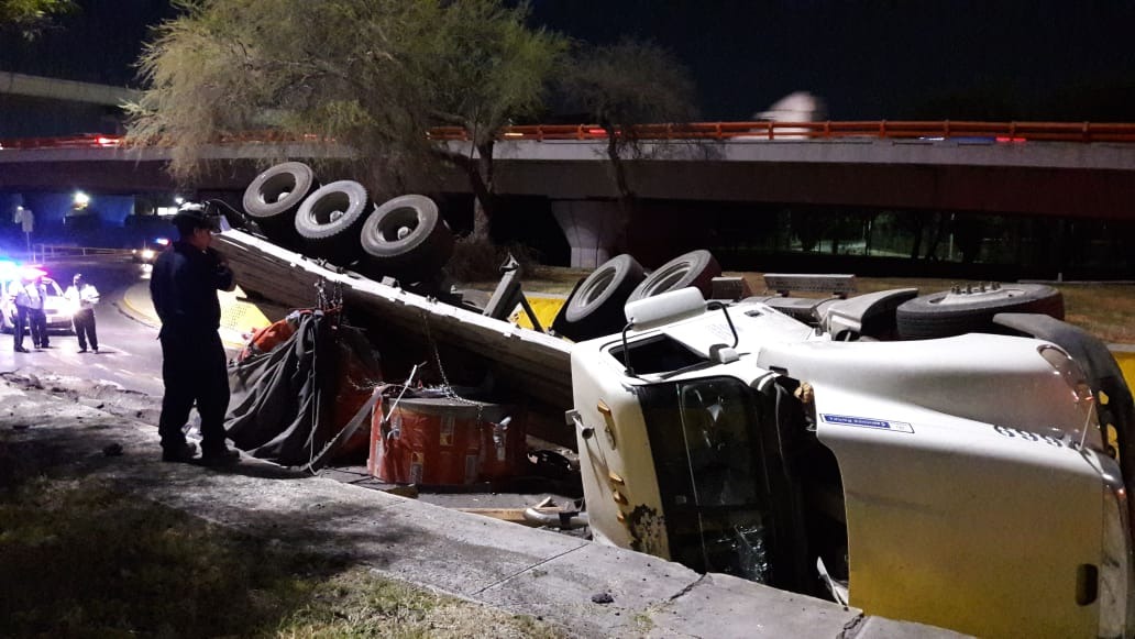 El trailero volcó frente a la Universidad Autónoma de Nuevo León.  (Alexandra Amao)