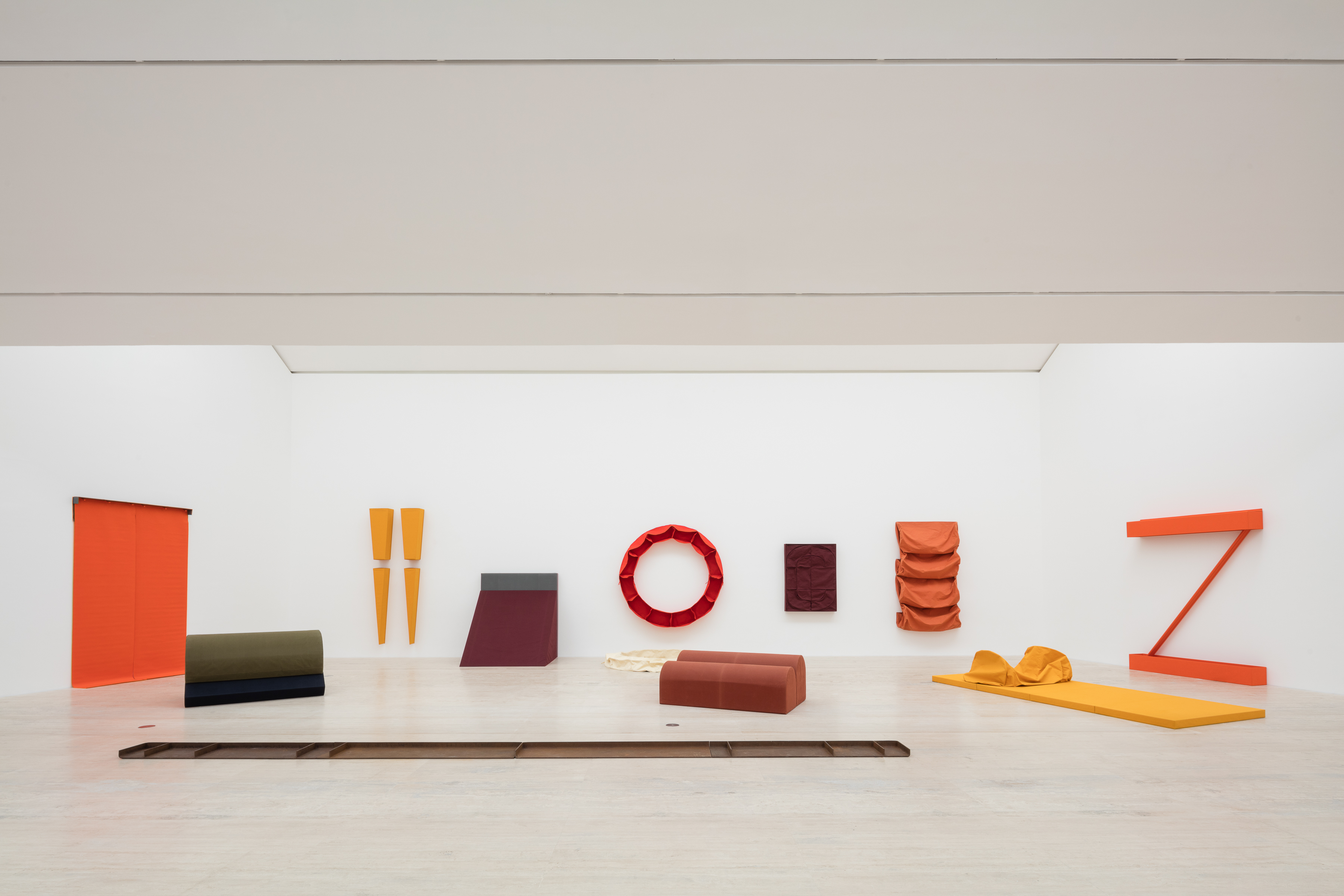 Vista de la exposición Objetos para usar (Abigail Enzaldo y Emilio García)