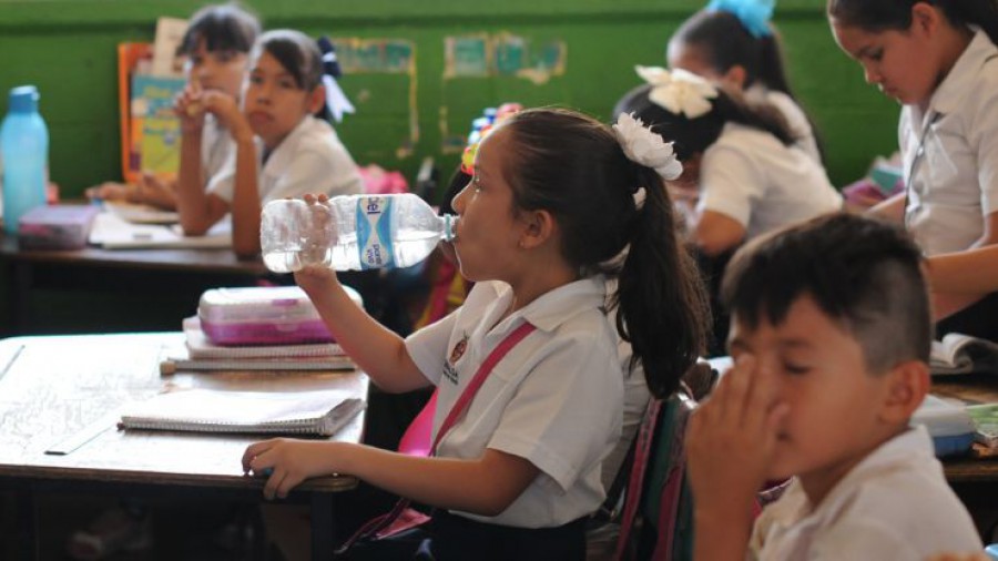 Alumnos en escuelas padeciendo de calor (Especial)