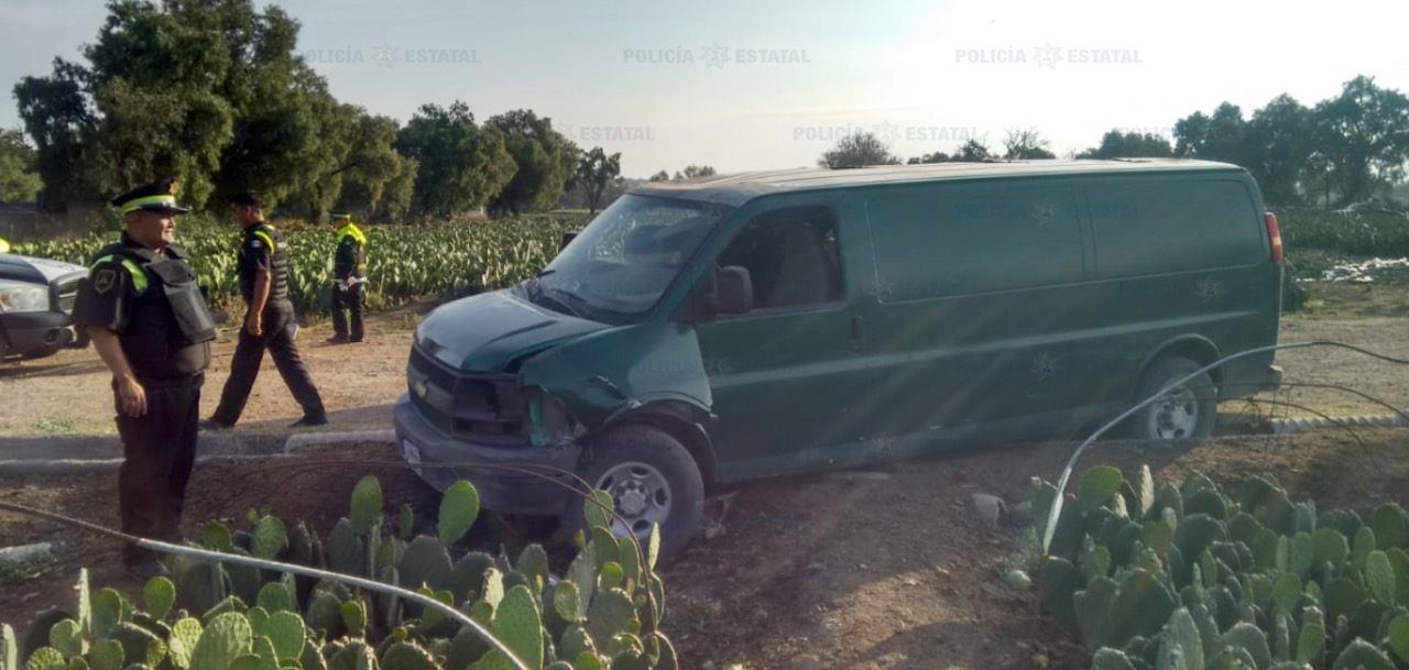 Ambas unidades, así como los contenedores y la supuesta gasolina quedaron a disposición del Ministerio Público federal. (Especial)