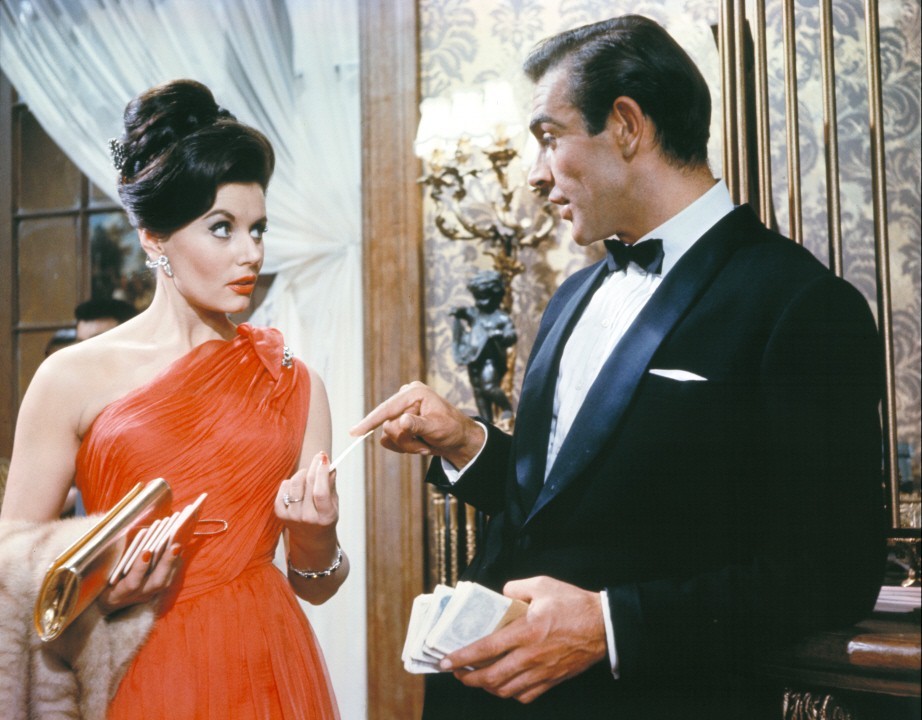 Eunice Gayson (Sylvia Trench) y Sean Connery (James Bond).