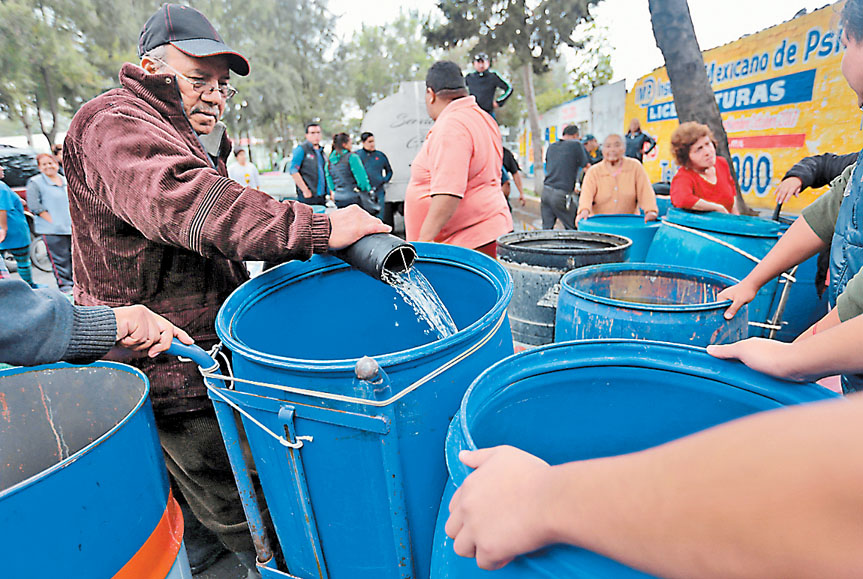 El gobierno capitalino distribuirá aproximadamente 12 millones de litros diarios. (Jesús Quintanar)