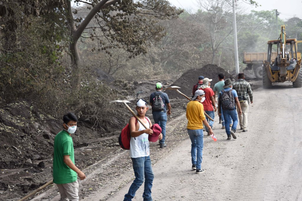 Un grupo de pobladores se dirige a la zona cero para continuar con la búsqueda. (Foto: AFP)