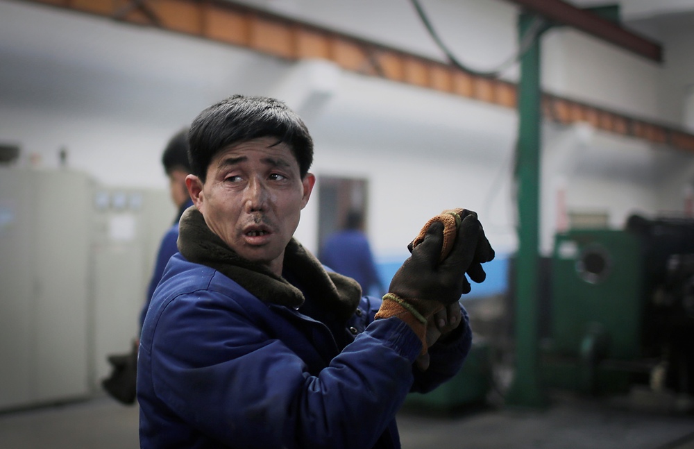 Un hombre trabaja en una fábrica de alambre eléctrico en Pyongyang, Corea del Norte. (AP)
