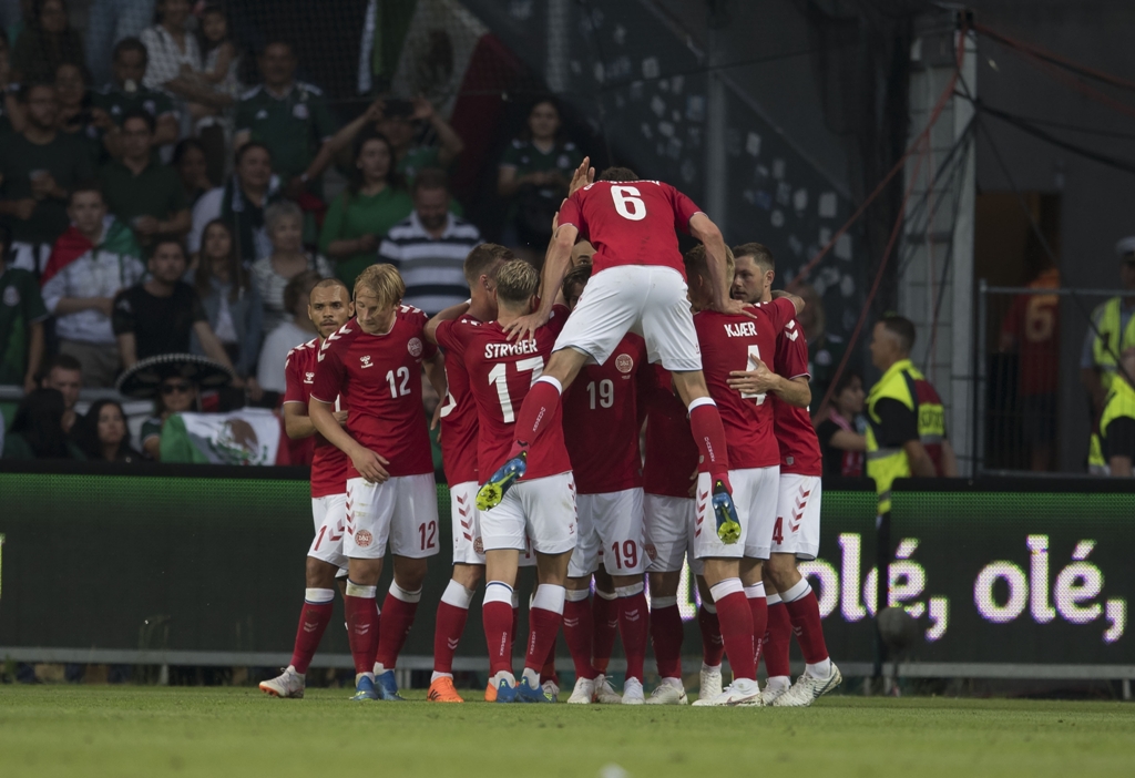 Jugadores de Dinamarca en festejo de gol (Mexsport)