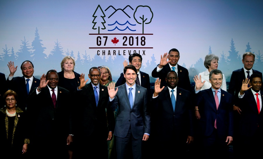 Justin Trudeau con los miembros del G7 y otros líderes en la Cumbre del G-7 en La Malbaie. (AP)