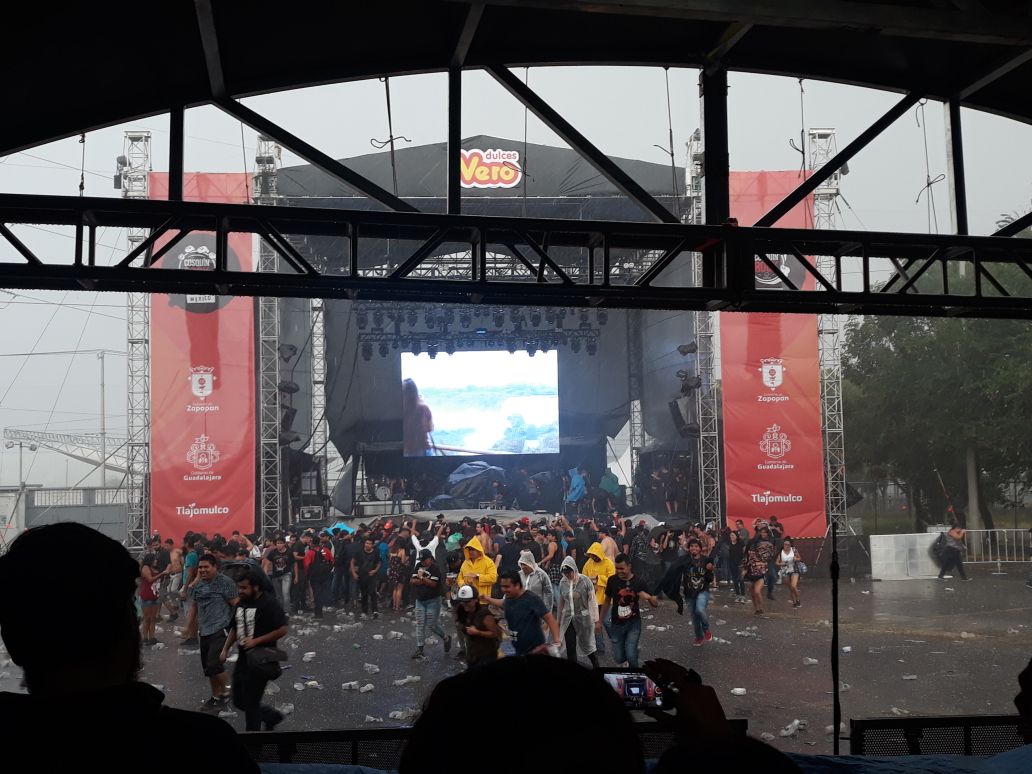 Los asistentes se refugian de la intensa lluvia. (Cortesía)