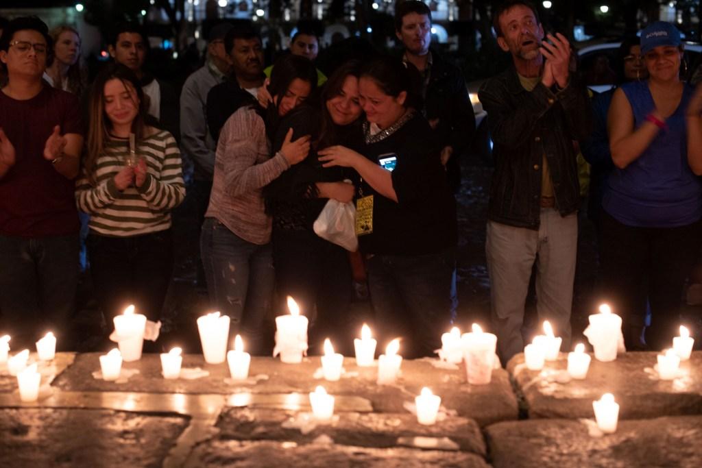 Los manifestantes encendieron velas en memoria de las víctimas de la erupción del volcán de Fuego/EFE