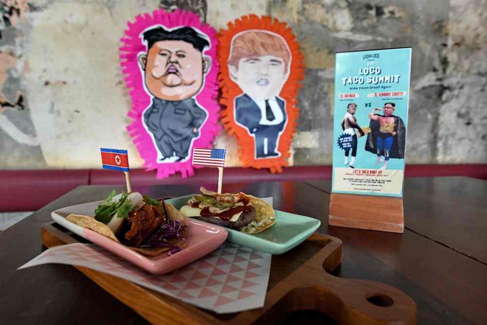 Singapur: "El Trumpo" y "Rocket Man", dos platillos inspirados en la cumbre entre Trump y Kim, se ofrecen en un restaurante en Singapur. (AFP)