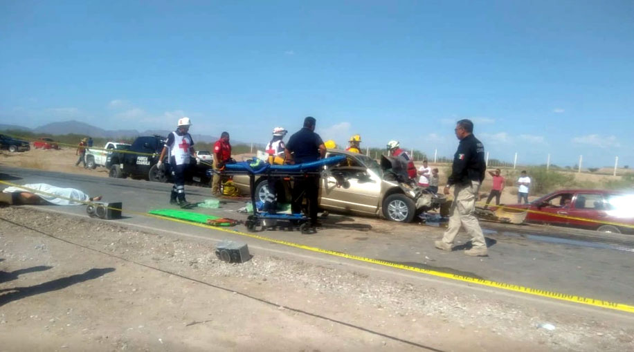 Se usó el equipo de rescate de los Bomberos para salvar al conductor del auto. (Especial)