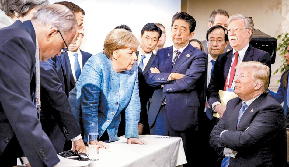 En una foto distribuida por el gobierno alemán, Angela Merkel rodeada por otros líderes mira desde lo alto al estadunidense. (Jesco Denzel/Reuters)