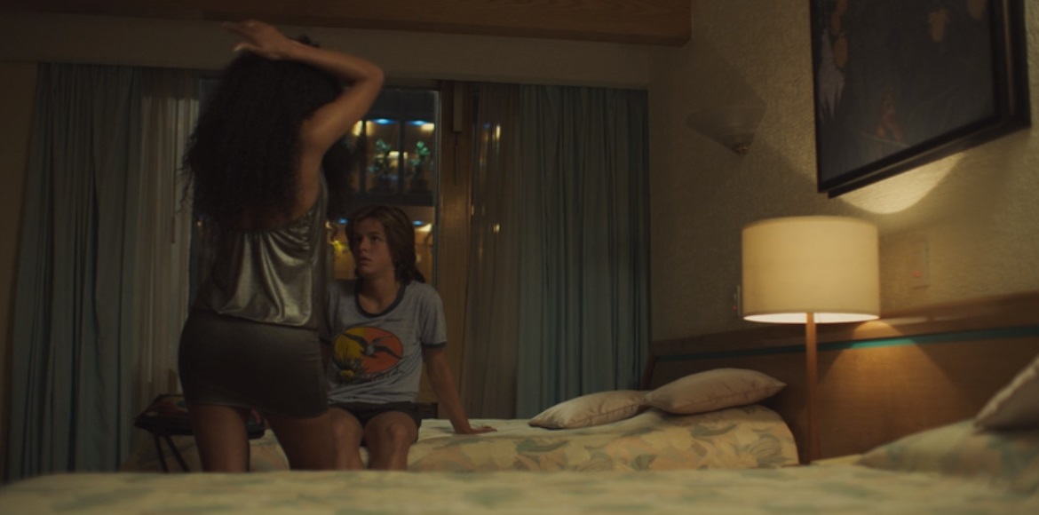 Luis Miguel habría perdido su virginidad con una sexo servidora, según relata la serie autorizada por el cantante (Imagen: Netflix).