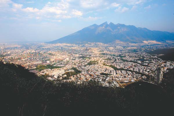 Monterrey recibe más jóvenes de Alemania, Colombia y Francia; quieren “sentir calorcito”, afirman.