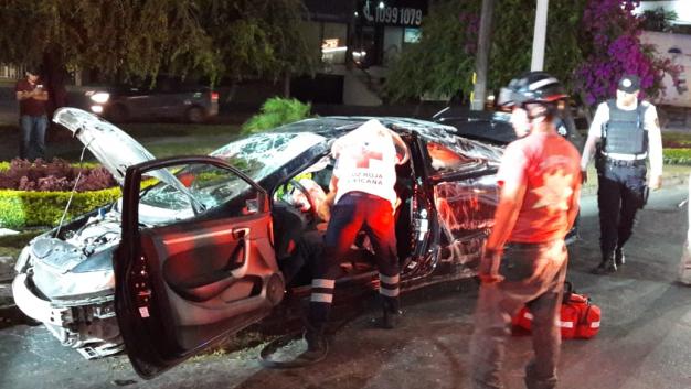 Paramédicos de la Cruz Roja lograron rescatar a uno de los conductores que resultó prensado.