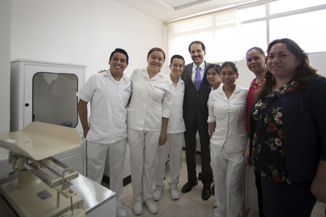 El rector Alfonso Esparza inauguró una sala de juicios orales en la sede de Libres. (Especial)
