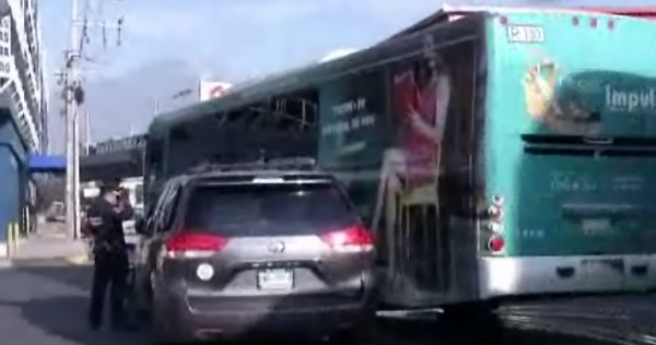 Dos accidentes viales, a pocos metros de distancia uno de otro, obstaculizaron el tráfico. (Foto: Especial)