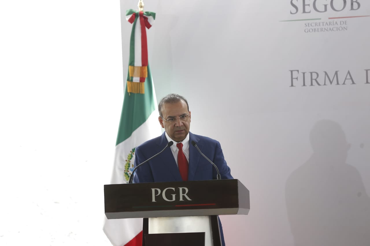 Alfonso Navarrete Prida en la firma del “Protocolo Nacional de Actuación-Destrucción de Plantíos Ilícitos” (Héctor Téllez).