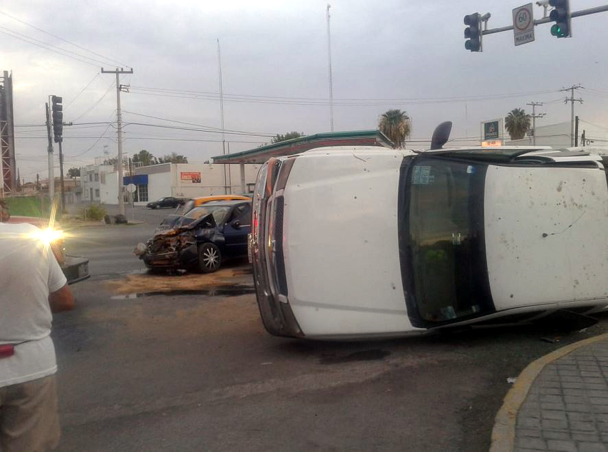 El conductor del Sentra resultó gravemente lesionado. (Notivox Digital)