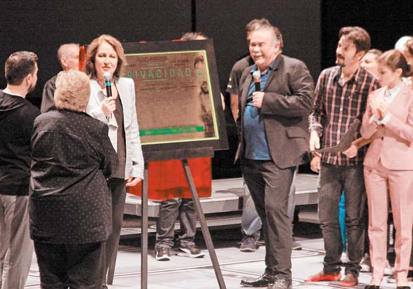 Develó la placa por las 200 representaciones de "Diversidad".