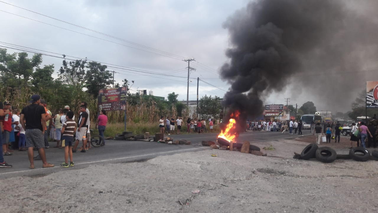 Habitantes de Tlapacoyan protestaron para exigir justicia por los feminicidios.