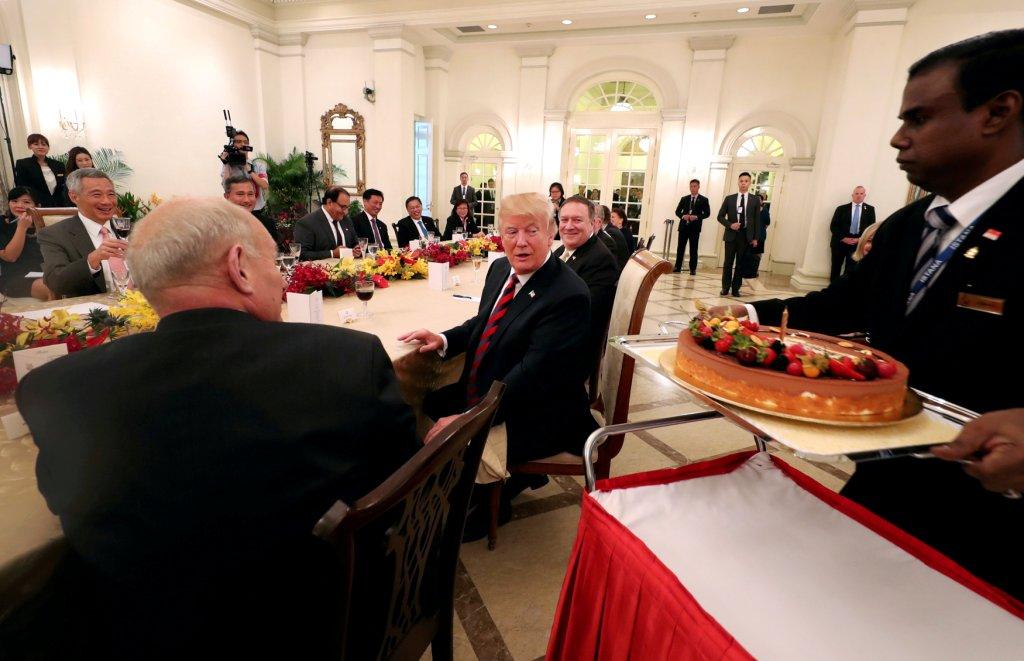 En las imágenes se ve al mandatario junto algunos de sus colaboradores, como el jefe de Gabinete, John Kelly, y el asesor Stephen Miller. (Reuters)