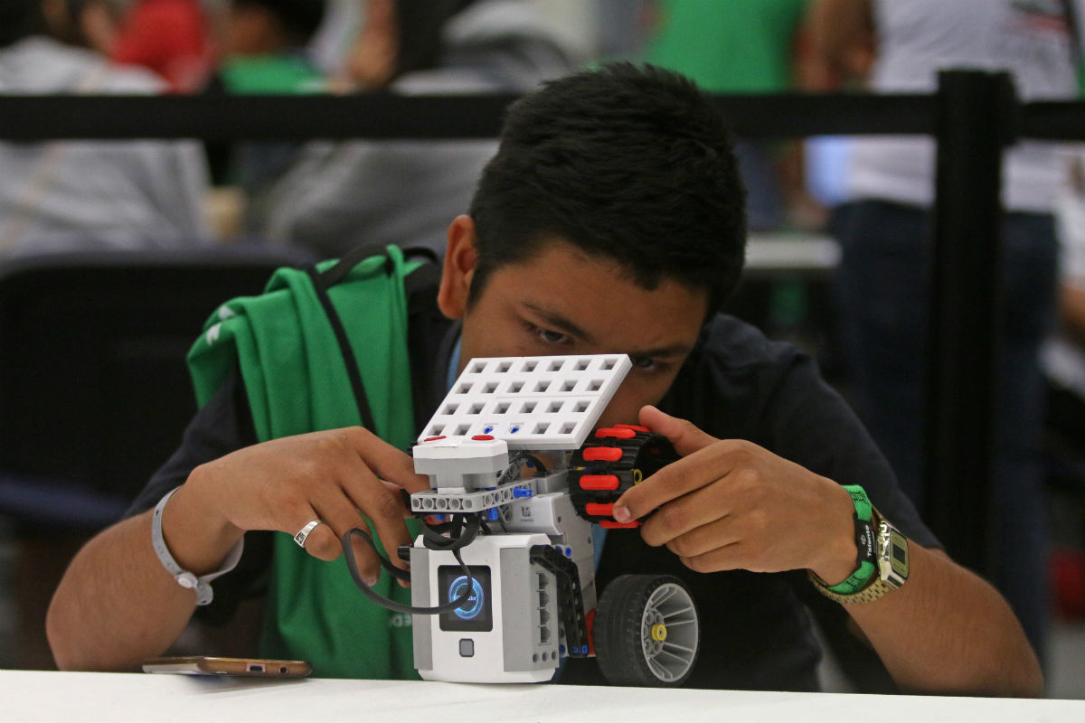 Un joven armando un robot dentro de Talent Lando. (Foto: Cuartoscuro)