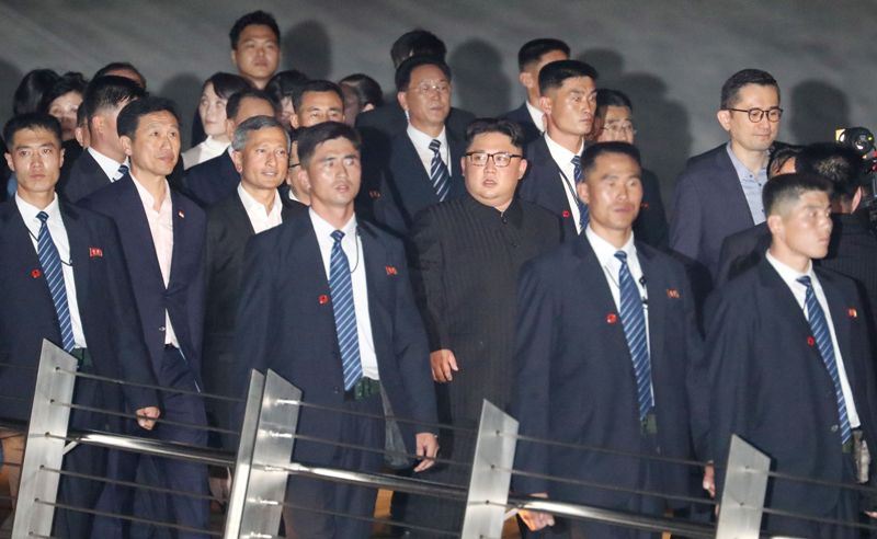 El líder norcoreano Kim Jong-un llegó a la cita rodeado por guardaespaldas.