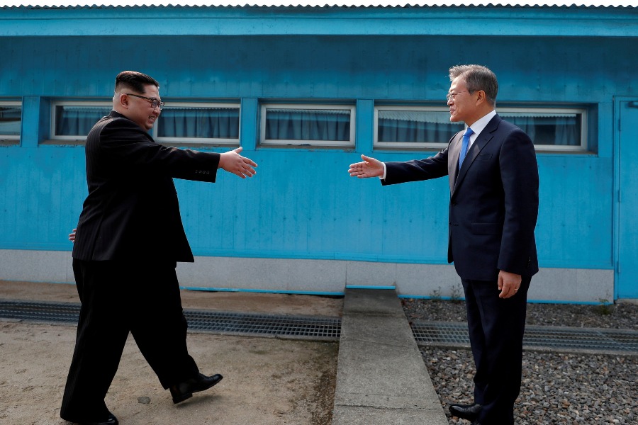 Moon Jae-in y Kim Jong-un en la zona desmilitarizada que separa a las dos Coreas, en su reunión del 27 de abril del 2018. (Reuters)