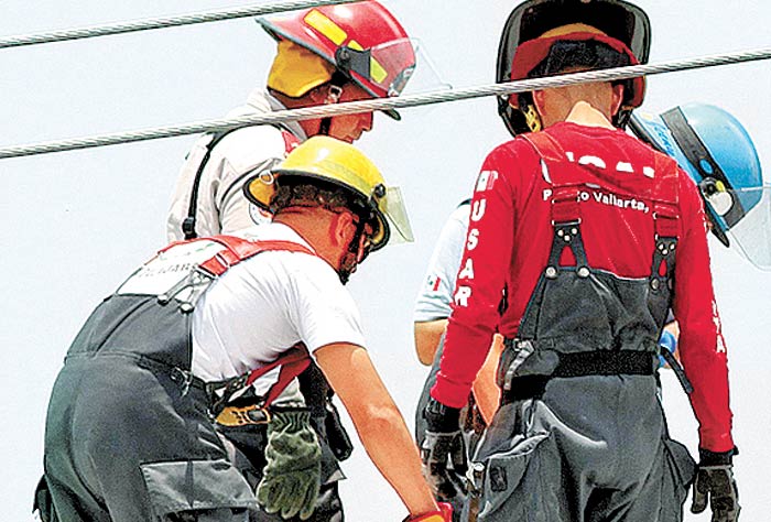 Personal forense de Guadalajara retira los cuerpos de tres personas. (Foto: Ulises Ruiz/AFP)