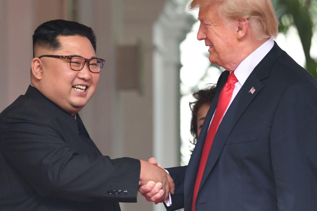 El presidente estadunidense dirigió unas pocas palabras al líder norcoreano y le tocó levemente el brazo derecho. AFP