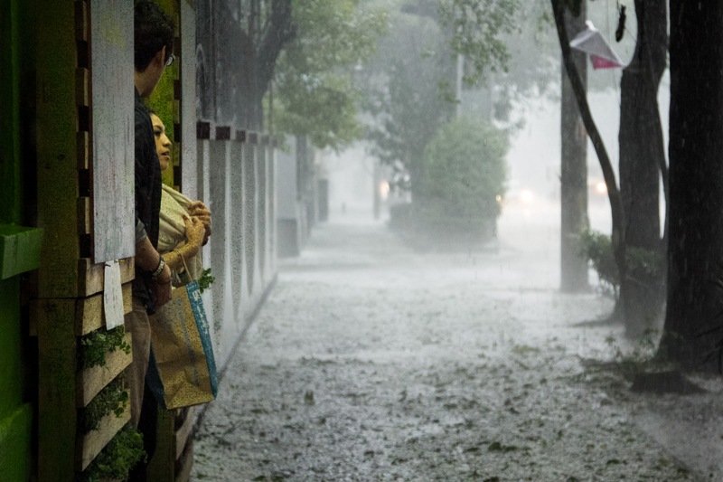 Protección Civil recomendó no cruzar las calles o avenidas con corrientes de agua(Cuartoscuro)