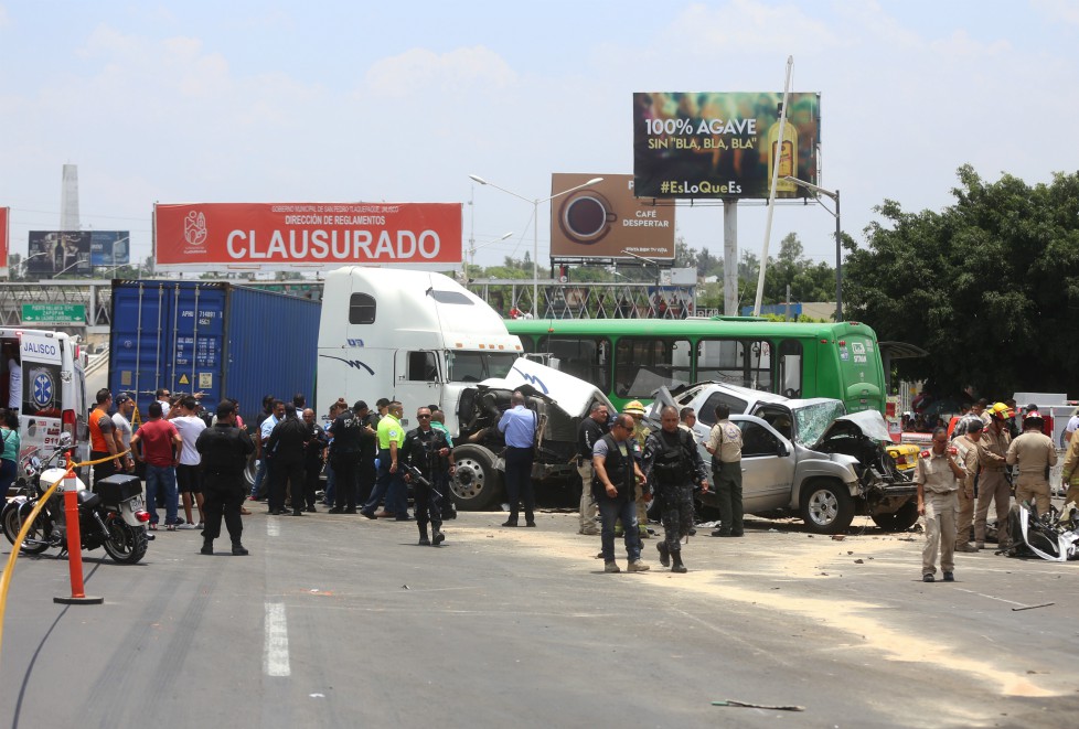 El reportero grababa con un dispositivo móvil un accidente en la carretera a Chapala que involucró a una veintena de vehículos. (Nacho Reyes)