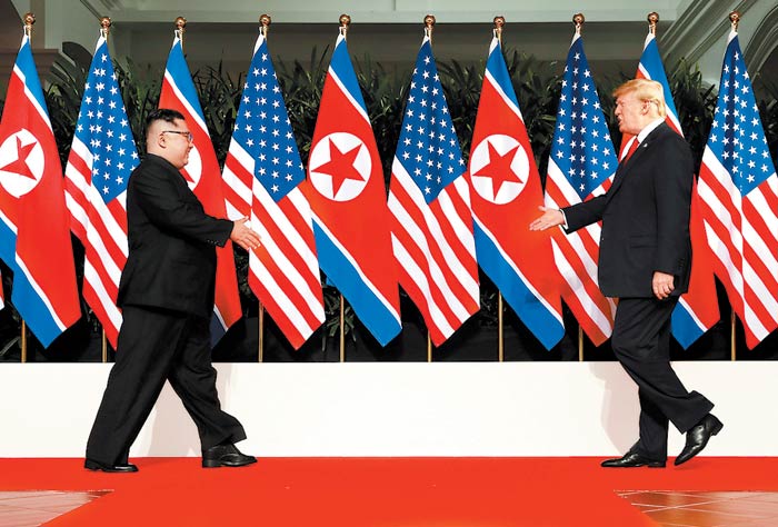 Tras un apretón de manos de varios segundos, se dijeron unas palabras ante una fila de banderas de sus países respectivos. (Foto: Jonathan Ernst/Reute