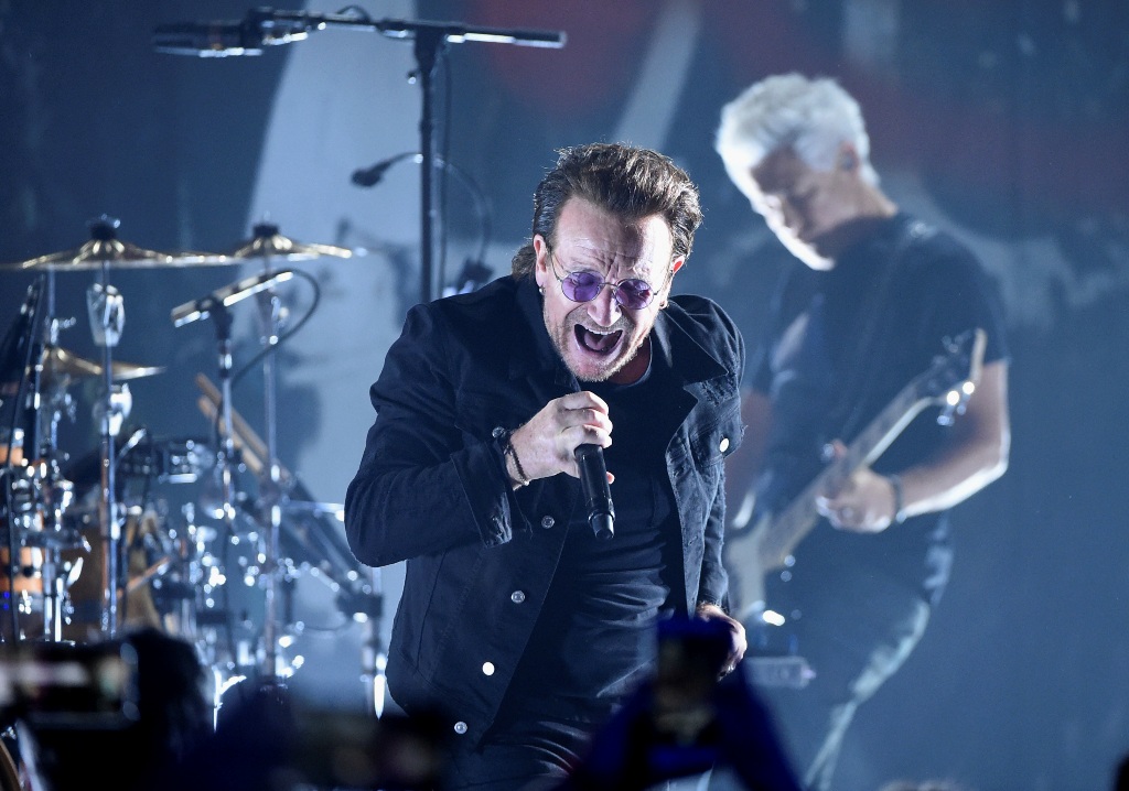 Bono dedicó una canción  a Anthony Bourdain.  (AP)