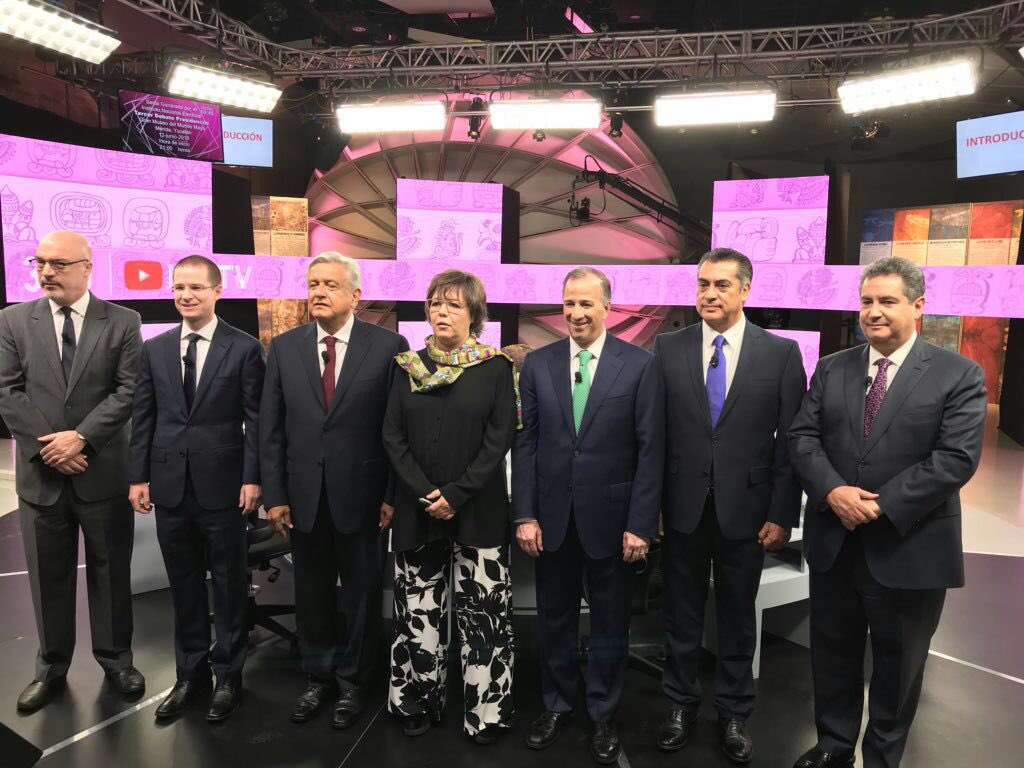 Los candidatos junto a los moderadores del tercer debate presidencial. (Twitter | @CiroMurayamaINE)