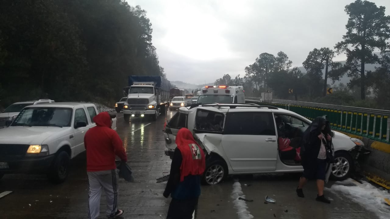 Tras el choque, autoridades cerraron parcialmente la circulación en dirección a Puebla.