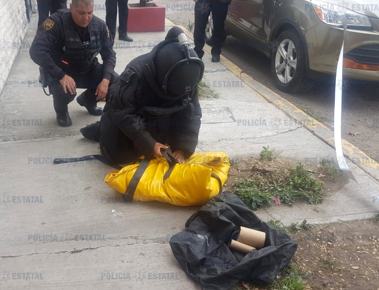 Durante el retiro del explosivo. (Especial)